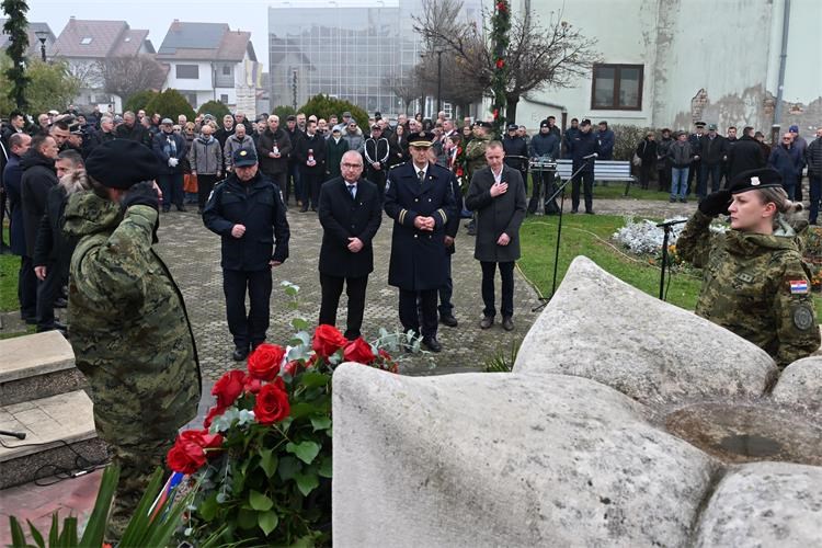 Slika /PU_VS/Obilježavanja/Otok 2-12-2025/PU_VSZ04.JPG